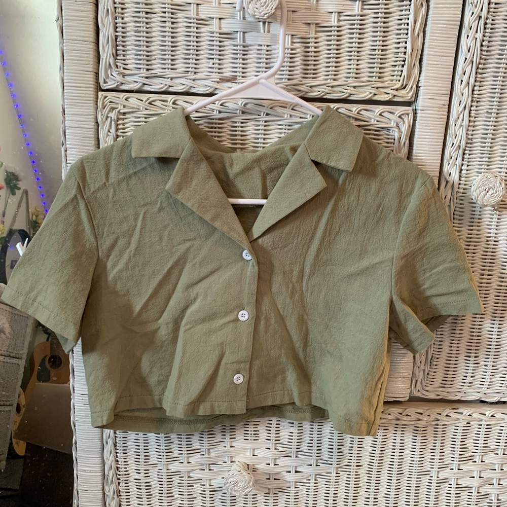 ROMWE olive green cropped button up - S